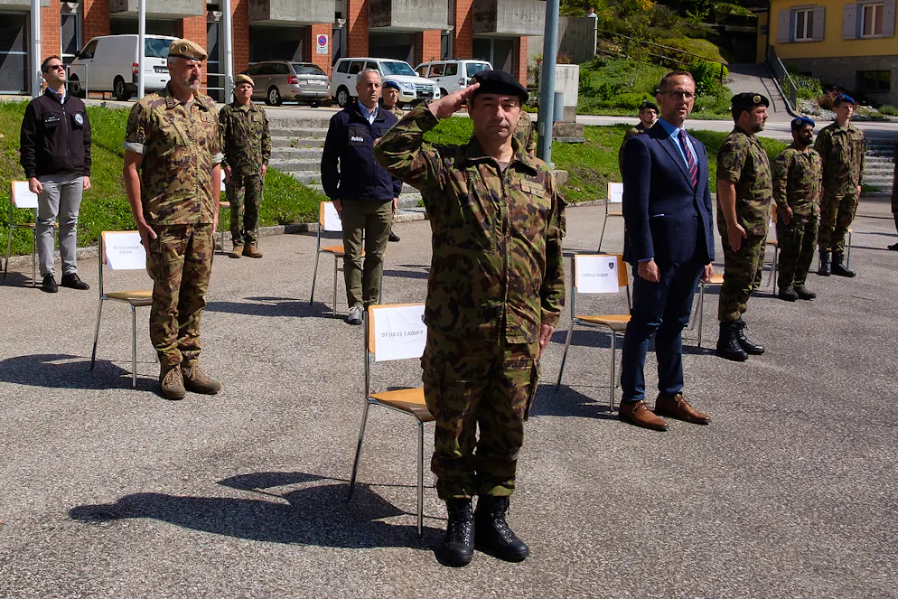 Ticino: liberata la compagnia sanitaria 2, ma l'esercito rimane. Il comandante della divisione territoriale 3 Lucas Caduff in primo piano al momento del Salmo Svizzero. Alle sue spalle il capo dello Stato Maggiore Cantonale di Condotta Matteo Cocchi.