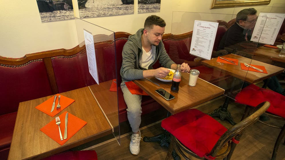 Die Coronavirus-Krise: Eine Chronologie. 11. Mai: In der Schweiz öffnen Restaurant und alle Geschäfte wieder – allerdings mit Einschränkungen. So dürfen maximal vier Personen oder eine Familie an einem Tisch sitzen, zwischen den einzelnen Gruppen muss ein Mindestabstand eingehalten werden. Manche Gastronomen behelfen sich mit Trennscheiben aus Plexiglas.