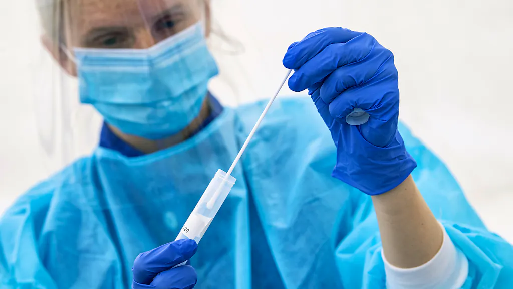 Epidemia e medicina. Test sierologici? «Soldi buttati» per il virologo Andrea Crisanti