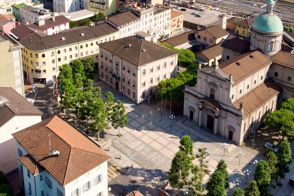 Una veduta aerea panoramica della Piazza del municipio di Chiasso con la casa comunale e la chiesa parrocchiale San Vitale Martire.