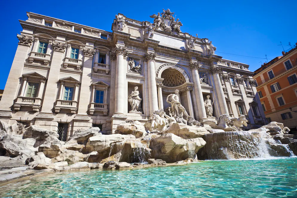 La fontaine de Trevi, réalisée au XVIIIe siècle, a servi de décor à la plus célèbre scène du film «La Dolce Vita» de Federico Fellini, lorsque l'actrice Anita Ekberg s'y baigne, ce qui est strictement interdit.