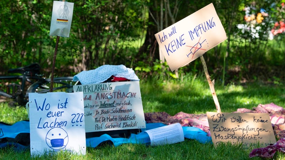 Schilder von Teilnehmern einer Kundgebung von Anhängern von Verschwörungstheorien zur Corona-Krise in der deutschen Stadt Dresden.