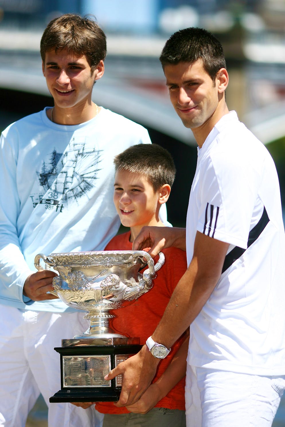 Novak Djokovic e i suoi fratelli dopo aver vinto il primo Australian Open in carriera, nel 2008.