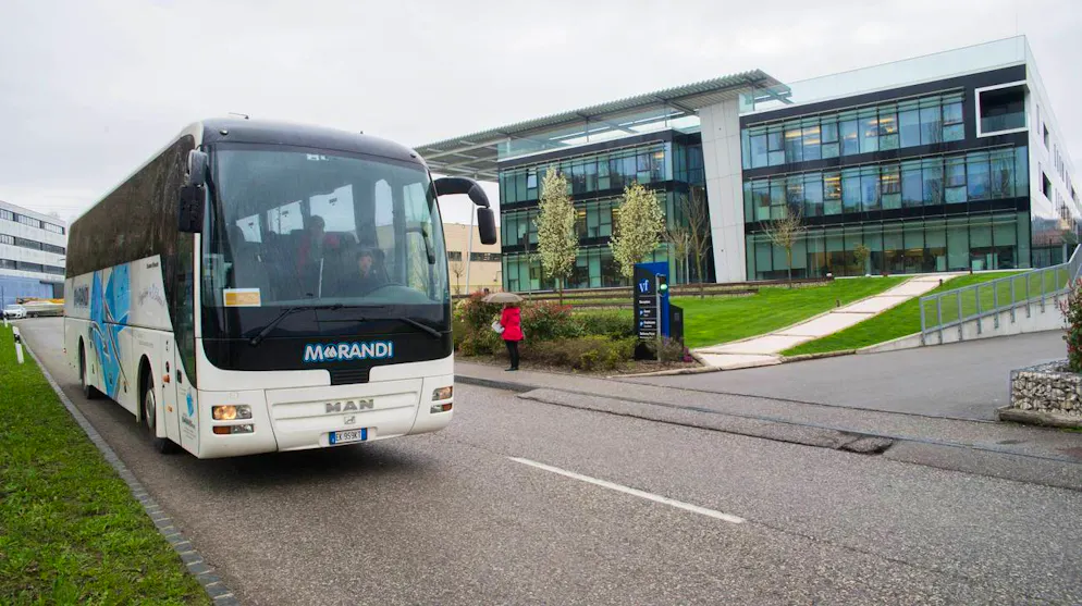 Un pullman organizzato per il trasporto pendolari a Stabio 