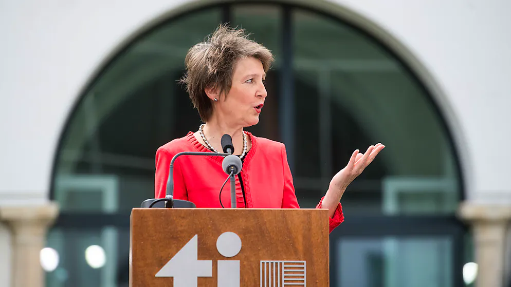 La presidente della Confederazione Simonetta Sommaruga ha visitato oggi il Ticino e il suo governo. In una conferenza stampa ha chiesto di avere una visione ottimistica del futuro e di non pensare a una possibile seconda ondata della pandemia.