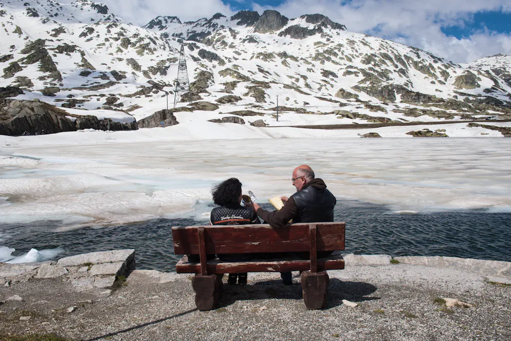 Riapertura della strada del Passo per la stagione estiva. Nella foto turisti sul Passo del San Gottardo nel giorno della riapertura per la stagione estiva