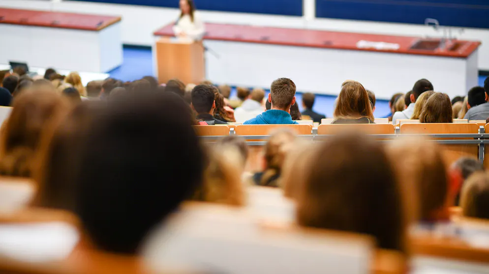 Ein Bild aus früheren Zeiten: Uni-Prüfungen finden meist auf engstem Raum statt – dieses Jahr undenkbar.