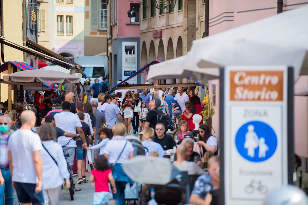 Un momenti di sabato mattina al mercato di Bellinzona