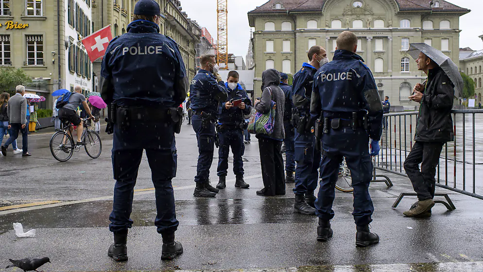 La polizia bernese ha impedito agli oppositori delle restrizioni dovute al coronavirus di manifestare oggi davanti a Piazza federale