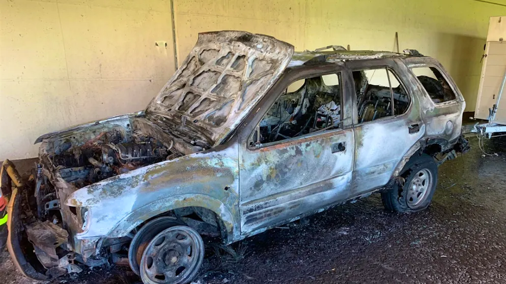 L'auto è bruciata completamente, ma non si registrano feriti (foto Polizia cantonale grigionese)
