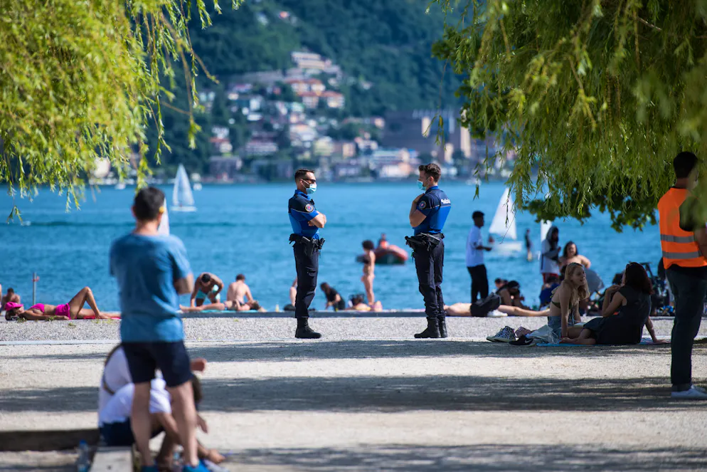 Nella foto agenti della polizia comunale presidiano la foce del Cassarate frequentata nel tempo libero dalla gente di Lugano. 