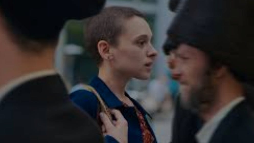 Esty (Shira Haas) fühlt sich in der ultra-orthodoxen jüdischen Gemeinde in Williamsburg (NY) nicht wohl und flieht. Darüber hat sie ein Buch geschrieben und Netflix den Stoff verfilmt.