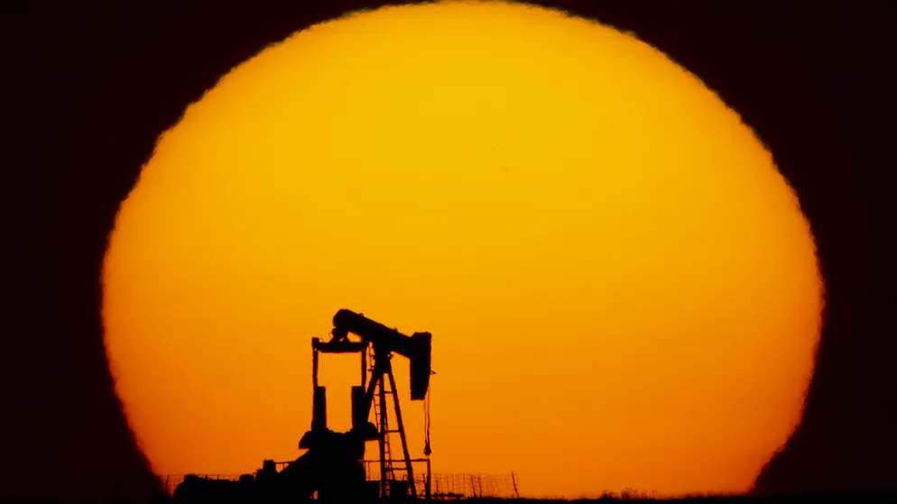 Il prezzo del petrolio si mantiene basso, in prospettiva storica.