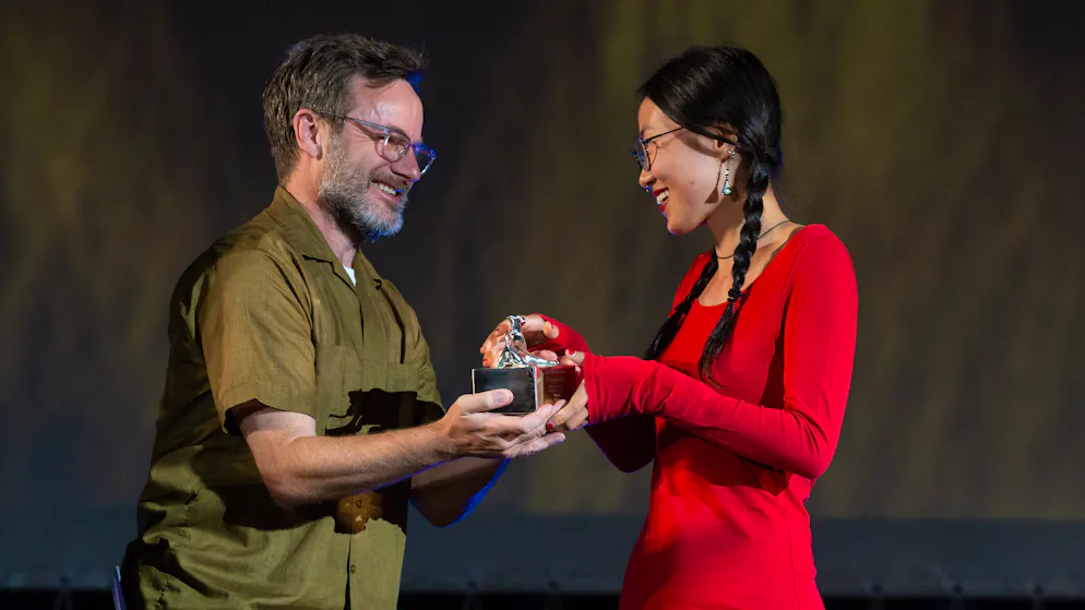 A Locarno 2020. Mike Plant, membro della giuria 2019, consegna il pardino d'argento SSR SRG a Danski Tang.