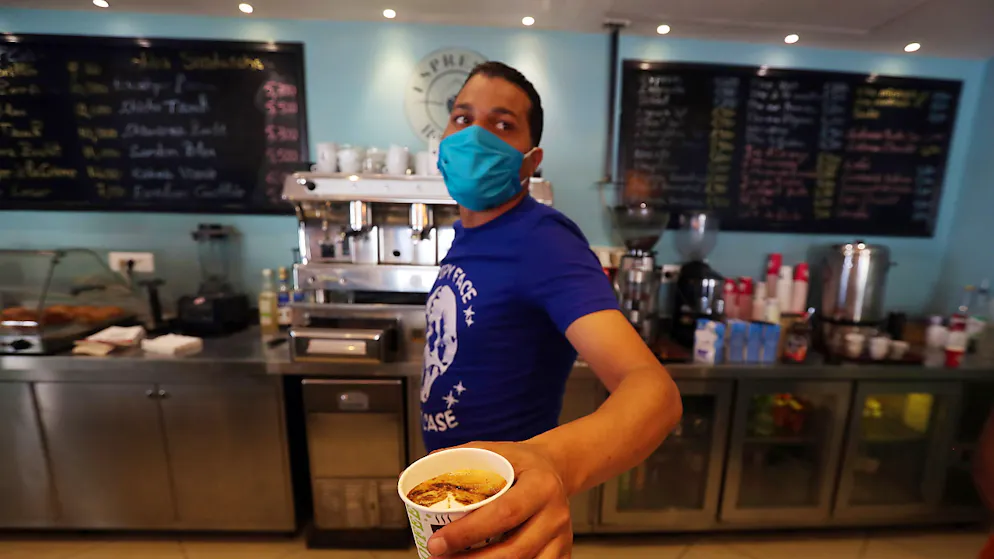 La Tunisia si appresta a mettere fine alle misure del lockdown. Nella foto un locale di Tunisi che offre caffé da asporto.