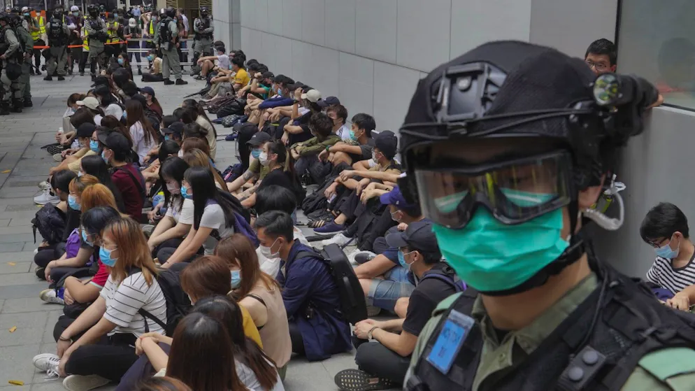 Polizia in azione ad Hong Kong, almeno 16 arresti