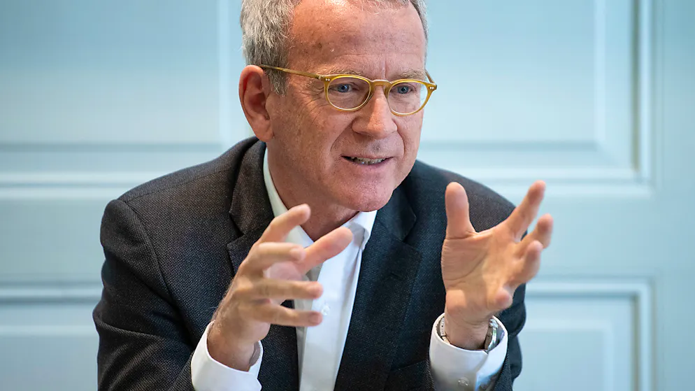 Mister dati Adrian Lobsiger ora approva la registrazione dell'identità di chi frequenta bar e ristoranti, perché su base volontaria. Prima aveva posto un veto all'obbligo voluto dall'esecutivo di una registrazione generale di tutti gli avventori.
