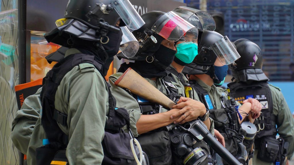 Setzt Die Polizei In Hongkong Eine Schweizer Waffe Ein