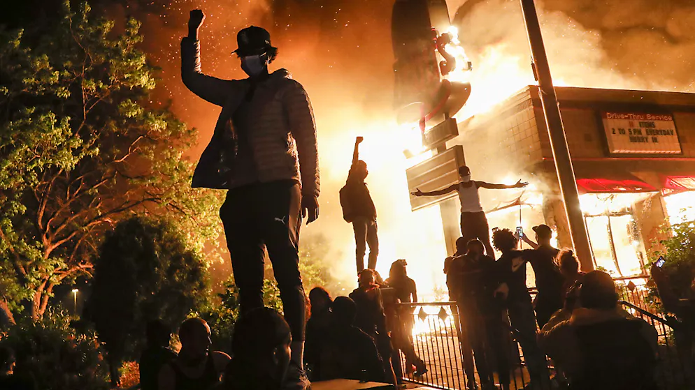 Sono almeno 72 i manifestanti arrestati nella notte durante le proteste a New York per la morte di George Floyd, l'afroamericano che a Minneapolis ha perso la vita per mano della polizia.