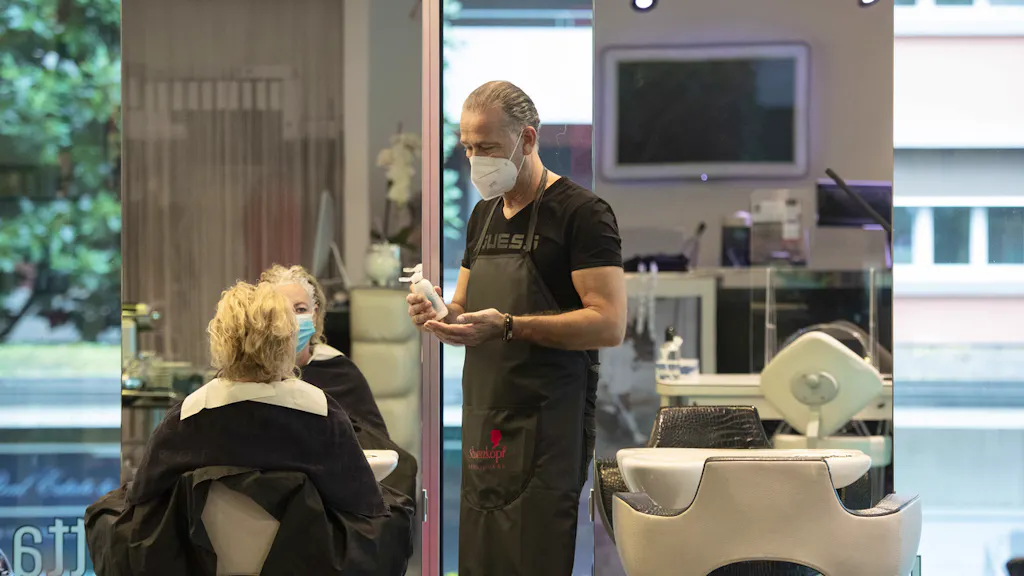 COVID-19. Parrucchieri: «Litri di disinfettante e decine di mascherine, ma contenti»