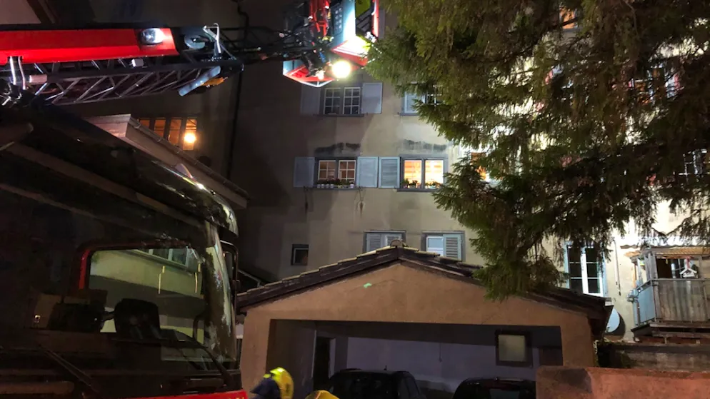 I pompieri intervenuti a spegnere l'incendio scoppiato in un appartamento a Coira