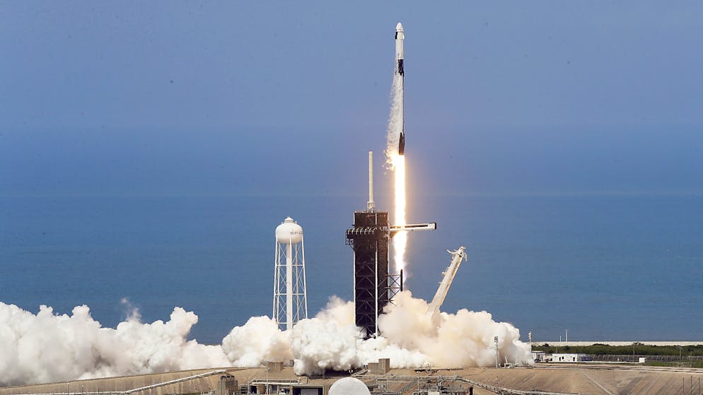 Die US-Astronauten Robert Behnken und Douglas Hurley hoben am Samstag in einer «Crew Dragon»-Raumkapsel mit einer «Falcon 9»-Rakete vom Weltraumbahnhof Cape Canaveral ab.