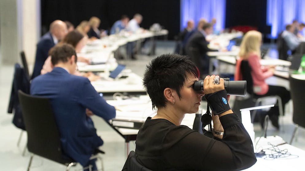 Die Coronavirus-Krise: Eine Chronologie. 4. Mai: Die Eidgenössischen Räte beginnen die ausserordentliche Session: Sie findet aus Platzgründen auf dem Berner Messegelände statt, um die vom Bundesamt für Gesundheit (BAG) verordneten Abstand- und Hygieneregeln einzuhalten. Der Nationalrat genehmigte am ersten Tag Kredite im Umfang von rund 57 Milliarden Franken