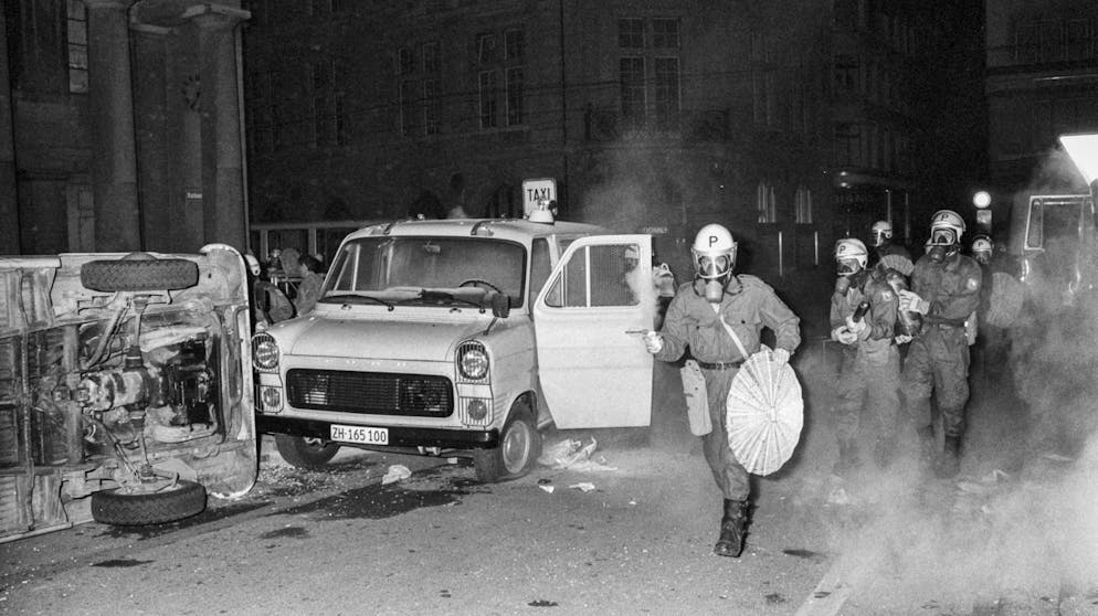 Vor 40 Jahren begann der Zürcher «Opernhaus-Krawall». Polizeieinsatz in der Nacht vom 30. auf den 31. Mai 1980. Die Polizei und «d'Bewegig» lieferten sich eine Strassenschlacht rund ums Bellevue. Dabei setzte die Polizei auch erstmals Gummischrot ein, damals eine Neuheit.