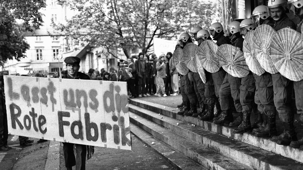 Vor 40 Jahren begann der Zürcher «Opernhaus-Krawall». Der Auftakt zur Zürcher Jugendbewegung fällt bei einem Demonstrationszug der «Kulturleichen» vom Zürcher Bellevue zum Opernhaus am 30. Mai 1980. Hier läuft ein Demonstrant vor einer Reihe Polizisten vorbei. 