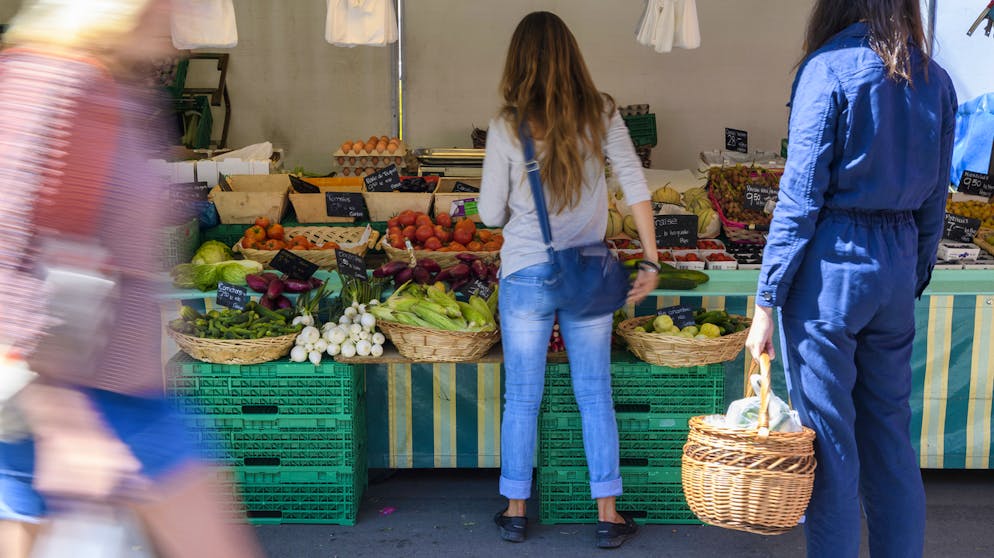 Verdure fresche di stagione invece della frutta esotica: un’alimentazione sostenibile parte dal carrello della spesa.