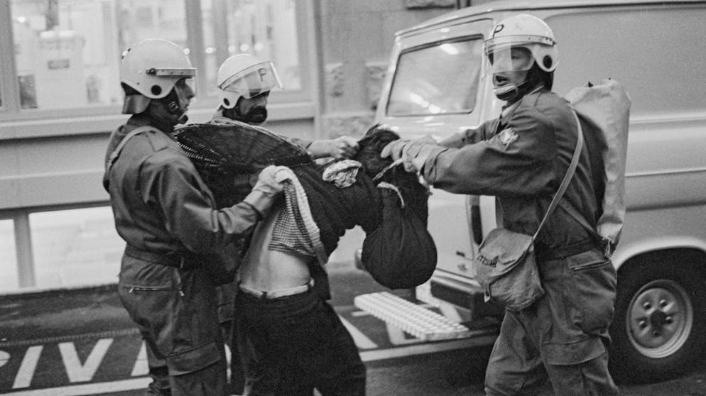 Vor 40 Jahren begann der Zürcher «Opernhaus-Krawall». Bis 1982 kam die Stadt nicht mehr zur Ruhe. Bilanz: Hunderte von Verletzten auf beiden Seiten, ein an einem Herzinfarkt gestorbener Polizist, hunderte Festnahmen und Strafverfahren, Sachschäden in Millionenhöhe.