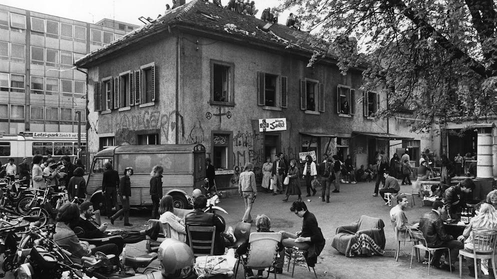 Vor 40 Jahren begann der Zürcher «Opernhaus-Krawall». Zum Kristallisationspunkt der «Bewegung» wurde das Autonome Jugendzentrum (AJZ), das den Jugendlichen ab Juni 1980 zur Verfügung stand. Nach einer Durchsuchung und Festnahmen wurde es im September 1980 geschlossen. Das führte zu schweren Unruhen und zur Besetzung des Gebäudes.