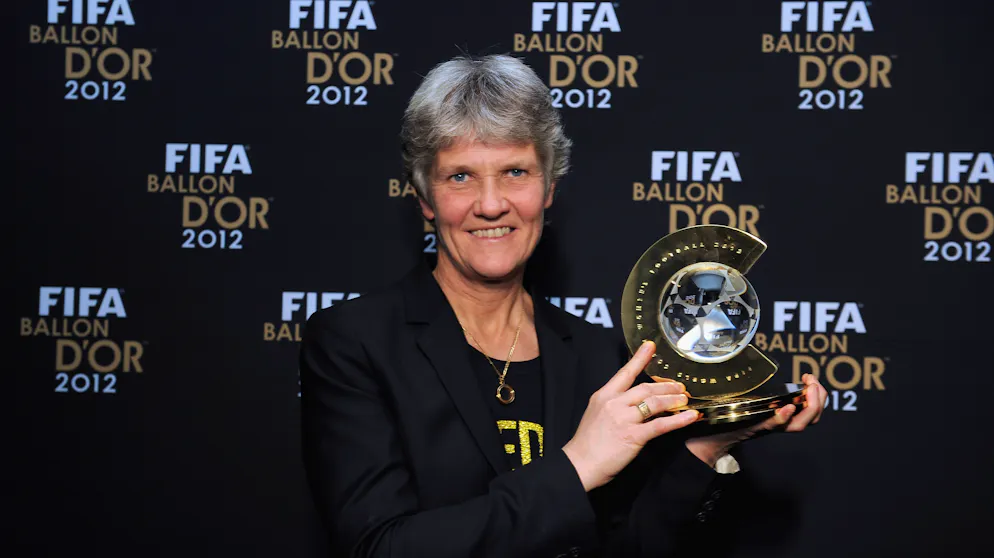 Bei der FIFA-Nomination der Schwedin Pia Sundhage zur weltbesten Trainerin des Jahres 2012, wurde die Kameraeinstellung bei der Live-Übertragung sofort umgestellt, als sie ihre Partnerin küssen wollte, bevor sie ihren Preis in Empfang nahm.