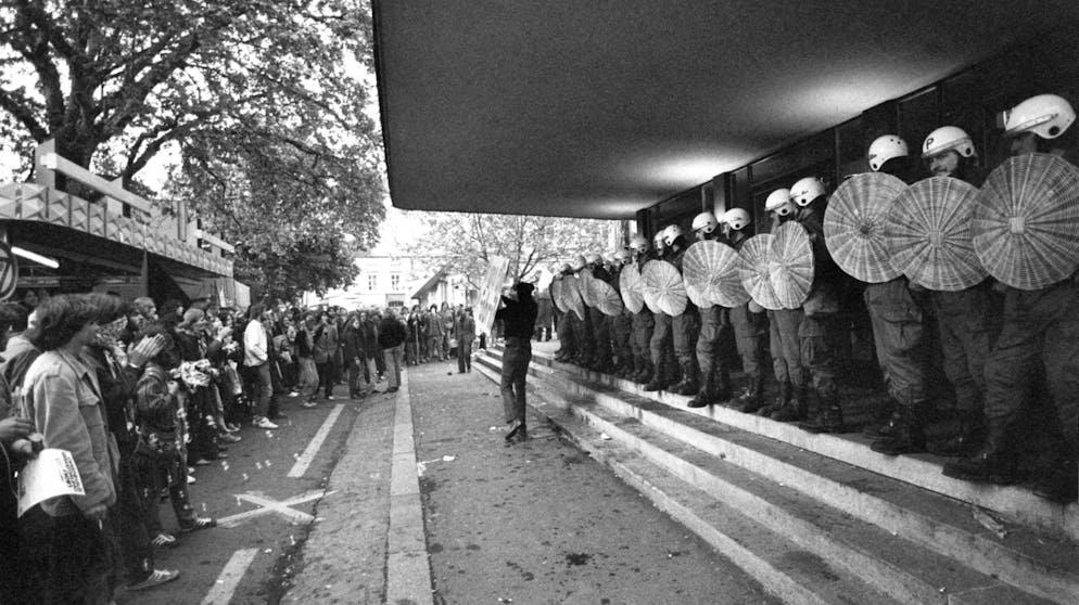 Vor 40 Jahren – Züri brännt. Im Mai 1980 genehmigt der Zürcher Stadtrat 60 Millionen Franken für die Renovation des Opernhauses. Gleichzeitig lehnt er die Forderungen nach einem autonomen Jugendzentrum ab. Eine zunächst gewaltfreie Demonstration am Abend des 30. Mai eskaliert, als unerwartet 30 Polizisten in Kampfausrüstung aus dem Opernhaus heraustreten.