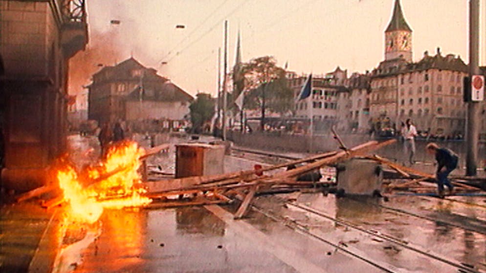 Vor 40 Jahren – Züri brännt. Der sogenannte Opernhaus-Krawall bildet den Auftakt zu einer in der Schweiz einzigartigen Gewaltspirale zwischen den Bewegten und der Polizei.