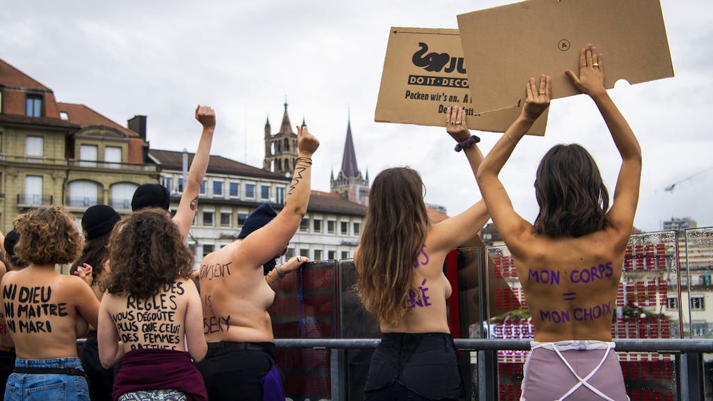 Hunderte Teilnehmerinnen. Überraschungsaktionen ein Jahr nach dem Frauenstreik