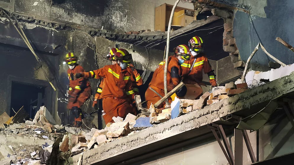 È di almeno 18 morti e quasi 200 feriti il bilancio dell'esplosione di un'autocisterna avvenuta ieri su un'autostrada della Cina orientale, che ha causato il crollo di edifici e fabbriche.