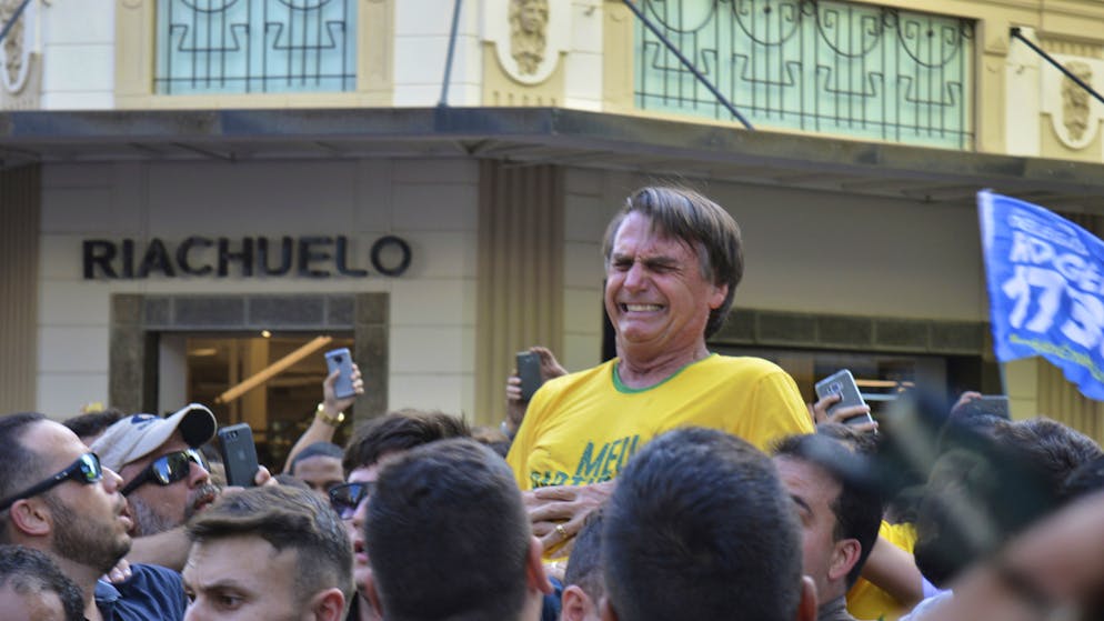 L'allora candidato alla presidenza poco dopo essere stato accoltellato: era il 6 settembre 2018.