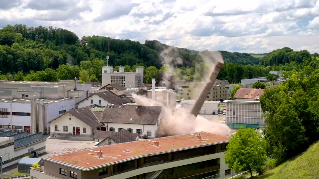 Hier fällt ein 56 Meter hoher Kamin zusammen