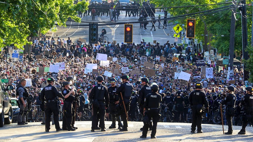USA: Unruhen nach dem Tod von George Floyd. Wie hier in Seattle verlaufen die Demonstrationen oft friedlich, doch ...