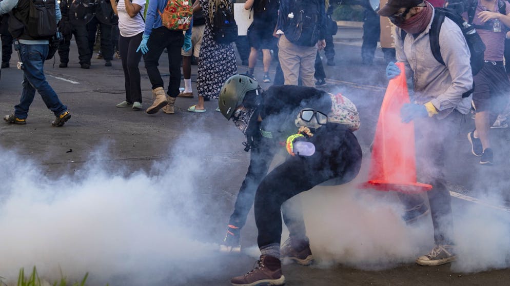 USA: Unruhen nach dem Tod von George Floyd. Am Montagabend, 1. Juni, liess US-Präsident Donald Trump die Polizei mit Tränengas gegen die Demonstranten vor dem Weissen Haus vorgehen.