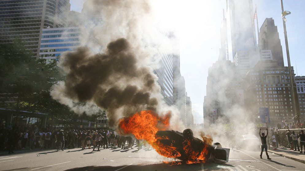 USA: Unruhen nach dem Tod von George Floyd. ... kommt es auch zu Gewalt, Sachbeschädigungen und Plünderungen. Hier haben Randalierer in Philadelphia ein Polizeiauto in Brand gesetzt.