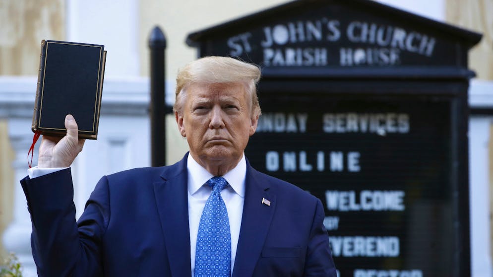 USA: Unruhen nach dem Tod von George Floyd. ... wo er sich mit einer Bibel in der Hand vor der historischen St.-John's-Kirche fotografieren liess. Für diese Aktion wurde Trump unter anderem von der für die Kirche zuständigen Bischöfin kritisiert.