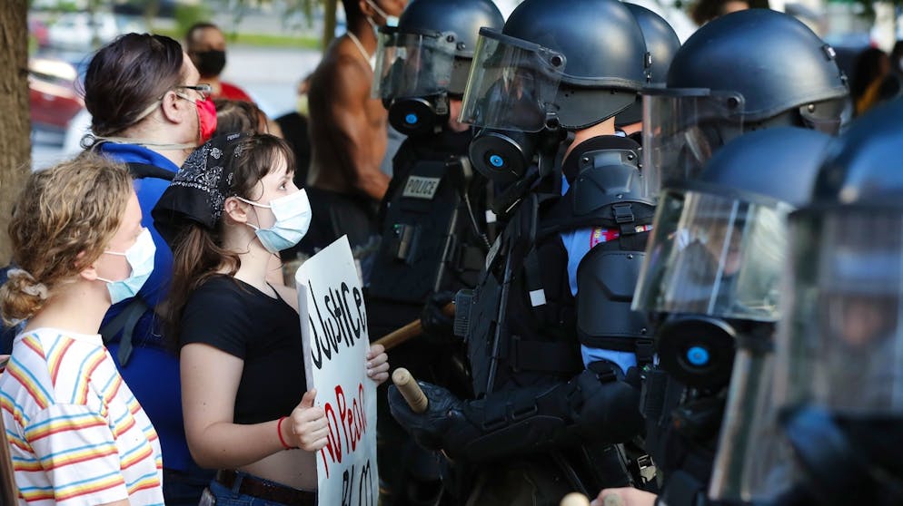 USA: Unruhen nach dem Tod von George Floyd. Auch nach einer Woche ist die Protestwelle noch nicht abgeflacht. Trump droht Staaten und Gemeinden, die «zu wenig» gegen die Proteste unternähmen, mit dem Militär. 