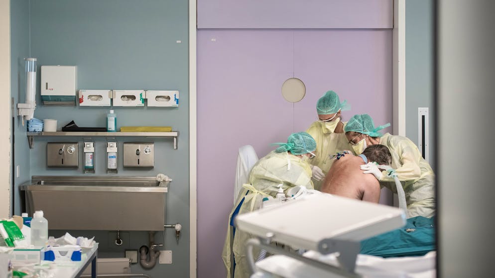 Für Patientinnen und Patienten mit dem Coronavirus mussten die Spitäler ihre Infrastruktur anpassen: Es brauchte mehr Intensivbetten mit Beatmungsgeräten und zusätzliche Intensivbetten.