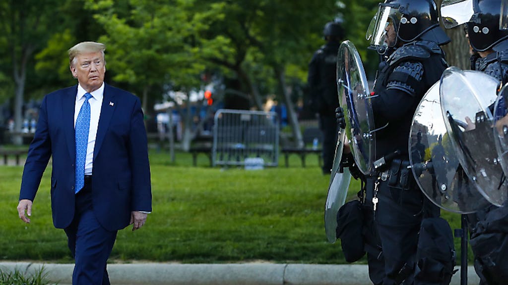 Tränengas gegen Demonstranten. Bürgerrechtler verklagen Trump wegen Polizeieinsatz