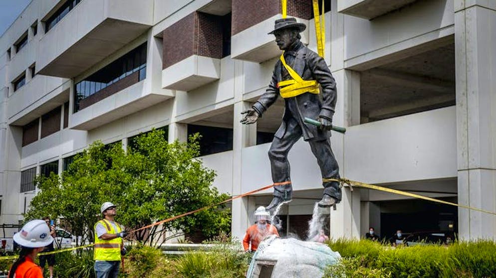 Una statua del generale Sutter è stata recentemente rimossa a Sacramento. In effetti, non si tratta davvero dell'eroe che molti desideravano vedere in lui. 