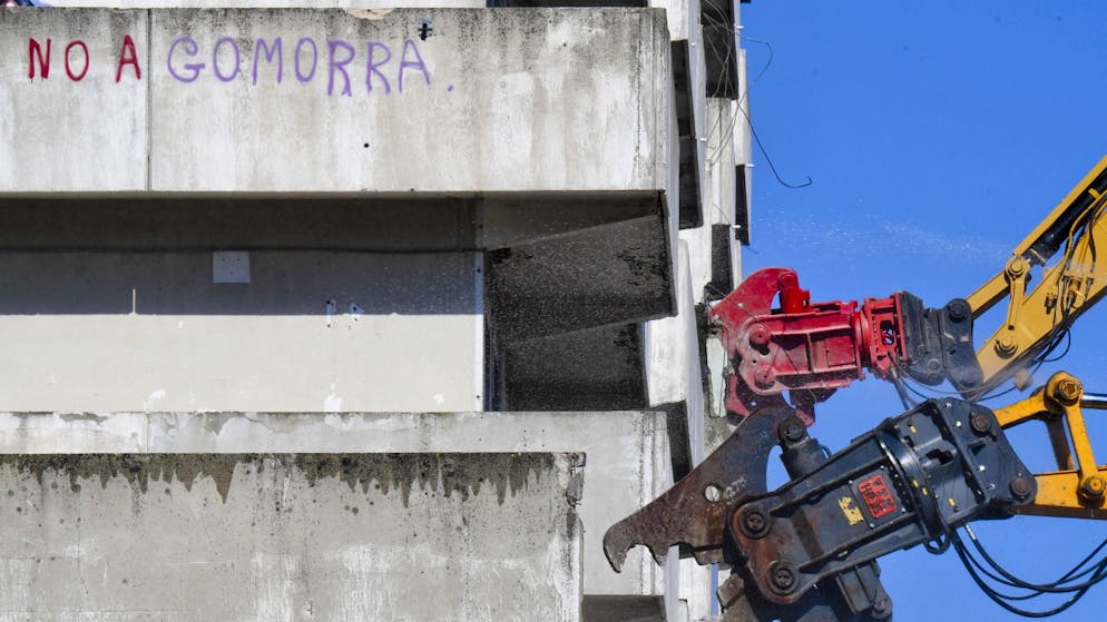 I lavori di demolizione della vela verde di Scampia, alla periferia di Napoli, diventata il simbolo della serie tv Gomorra (foto d'archivio)