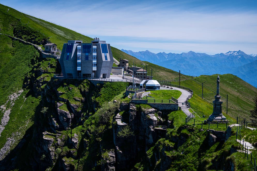 Una veduta panoramica del Fiore di Pietra, riaperto dopo l'allentamento del lockdown per Covid-19, dove numerosi turisti sono giunti per godersi la giornata di sole.