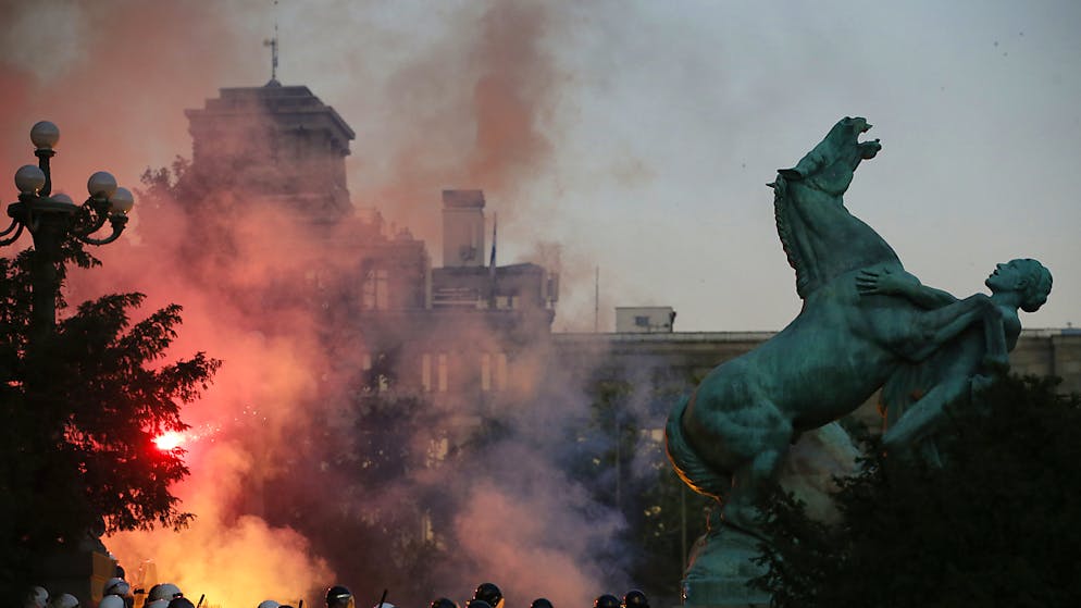 Una foto degli scontri di mercoledì scorso a Belgrado.